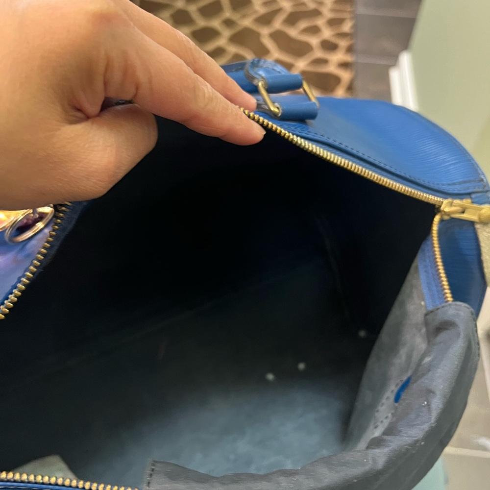 Louis Vuitton - Picture 2 of 10